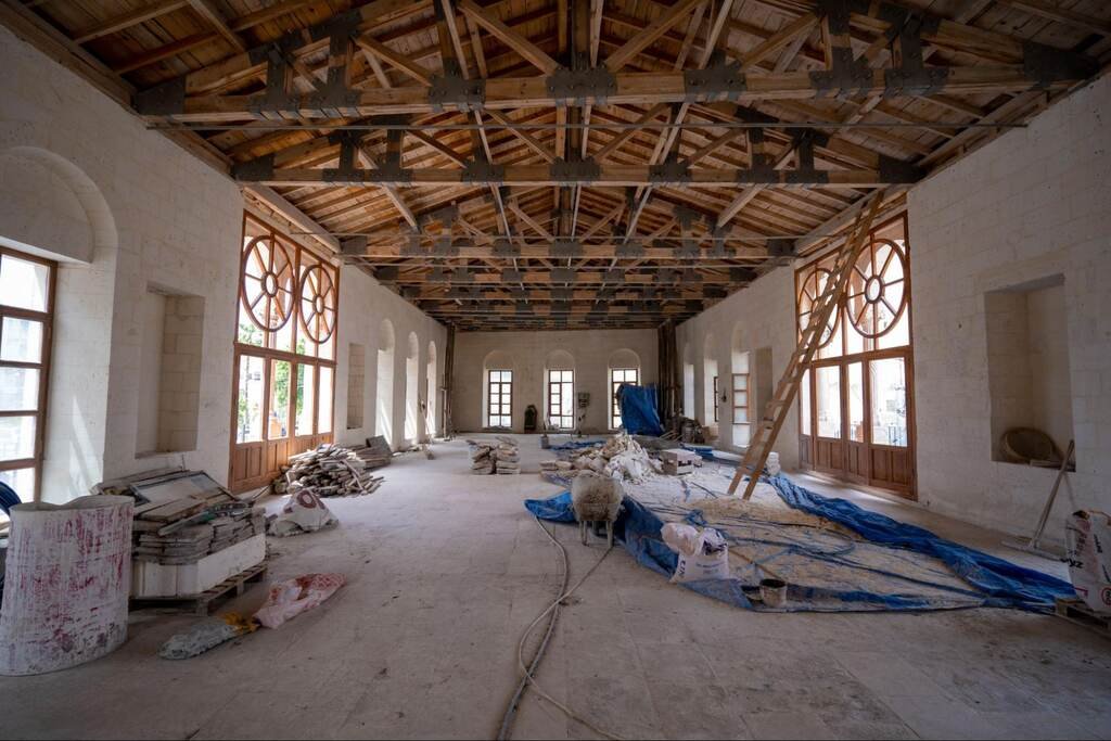 interior de imóvel em reforma, representando como começar a investir em imóveis