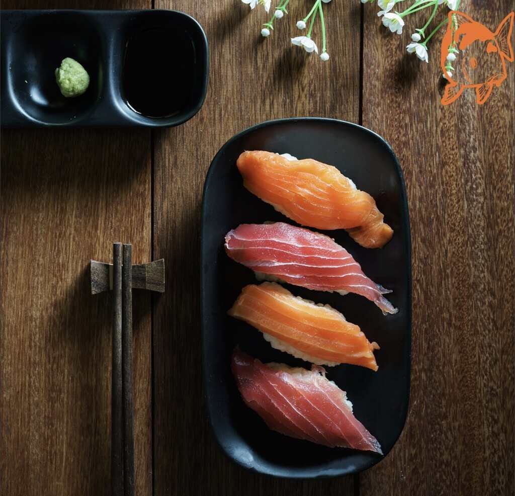 prato de sushi do restaurante japonês em Moema Koi