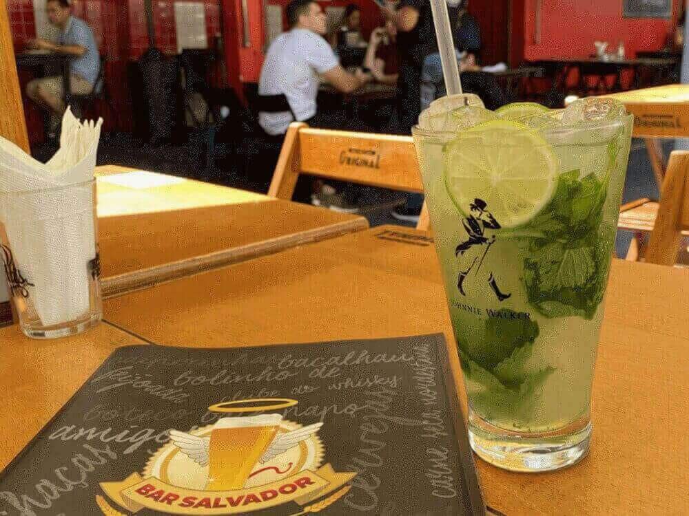 drink e cardápio do bar Salvador, um dos bares em Moema