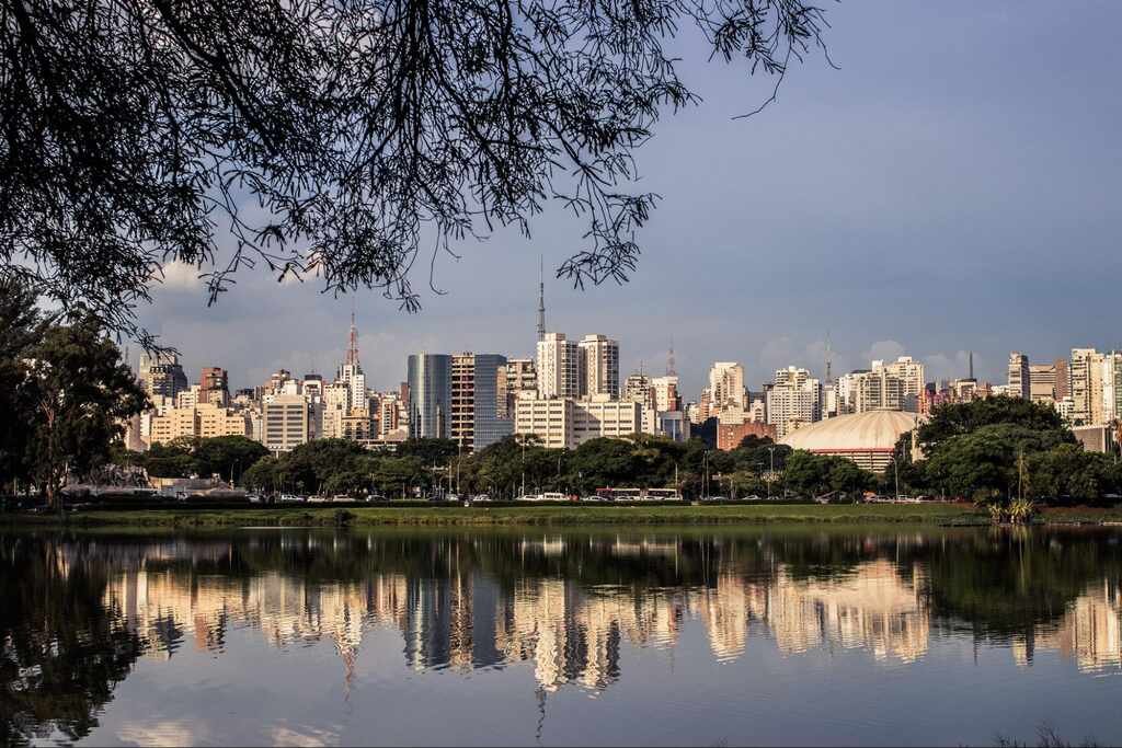 área arborizada com apartamentos para aluguel em Moema