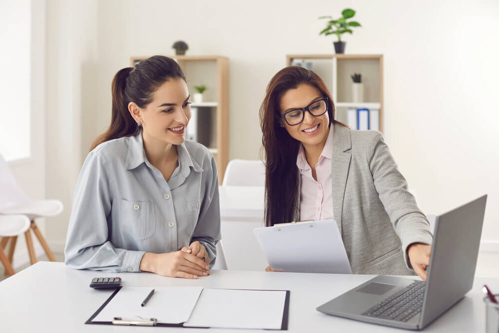 cliente em escritório negociando financiamento de imóveis com profissional do mercado imobiliário