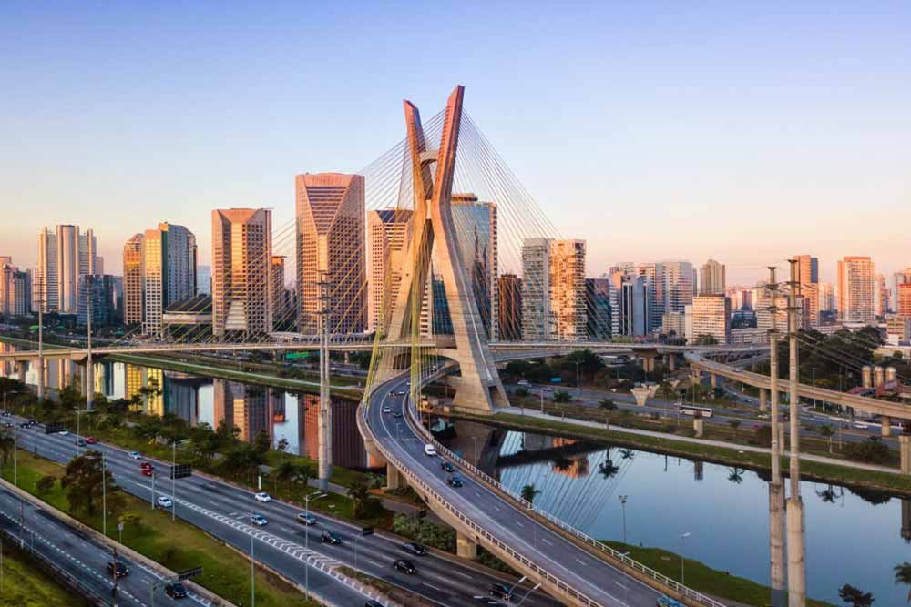 Cidade vista de cima com prédios, carros e pontes