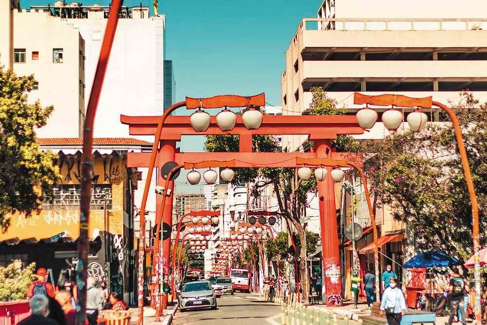 imagem de uma parte da avenida paulista de cultura japonesa