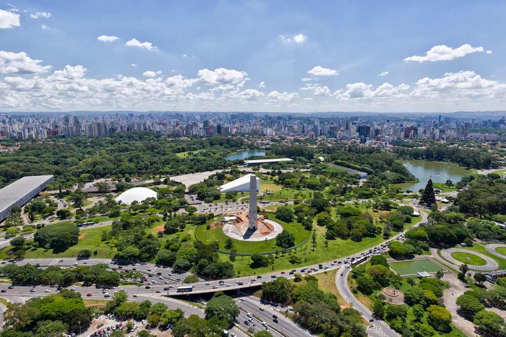 Rodovias, monumentos ao lado e prédios atrás em Moema