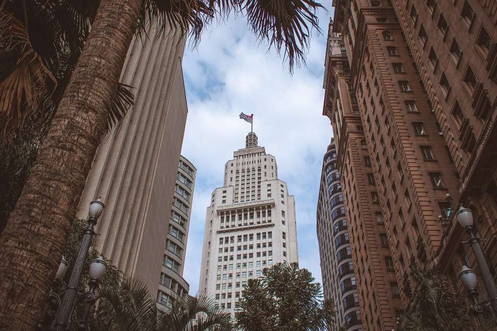 Prédio com bandeira de São Paulo hasteada