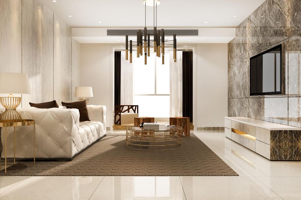 Sala de estar moderna e elegante com sofá branco, tapete marrom, televisão na parede de mármore e iluminação suspensa contemporânea.
