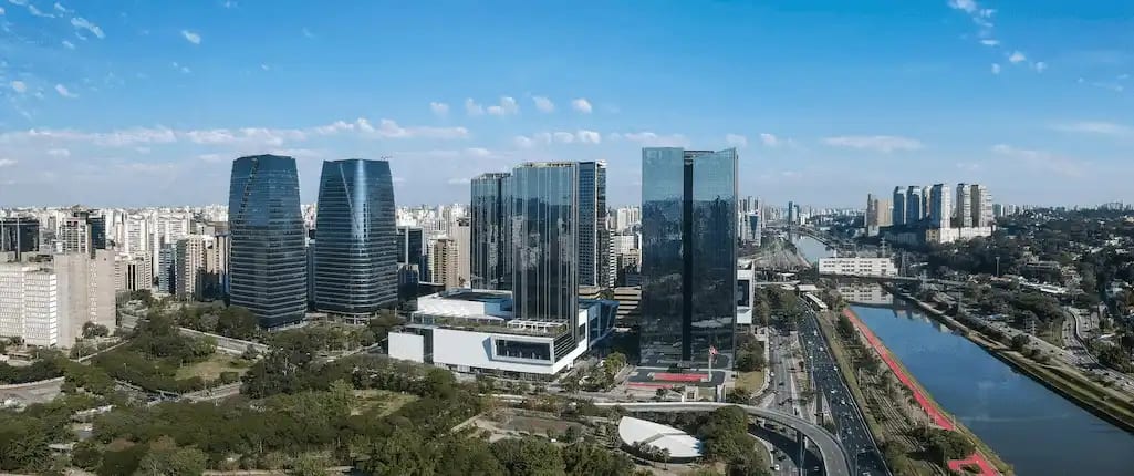 Vista aérea dos prédios modernos e marginais na região do Campo Belo SP
