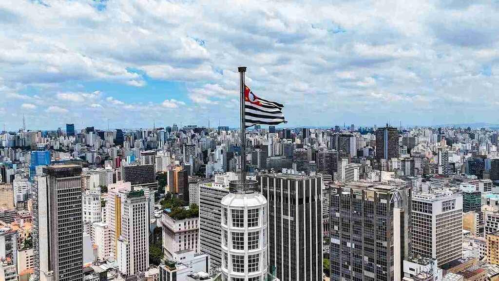Vista aérea de São Paulo com muitos prédios e apartamentos de luxo.