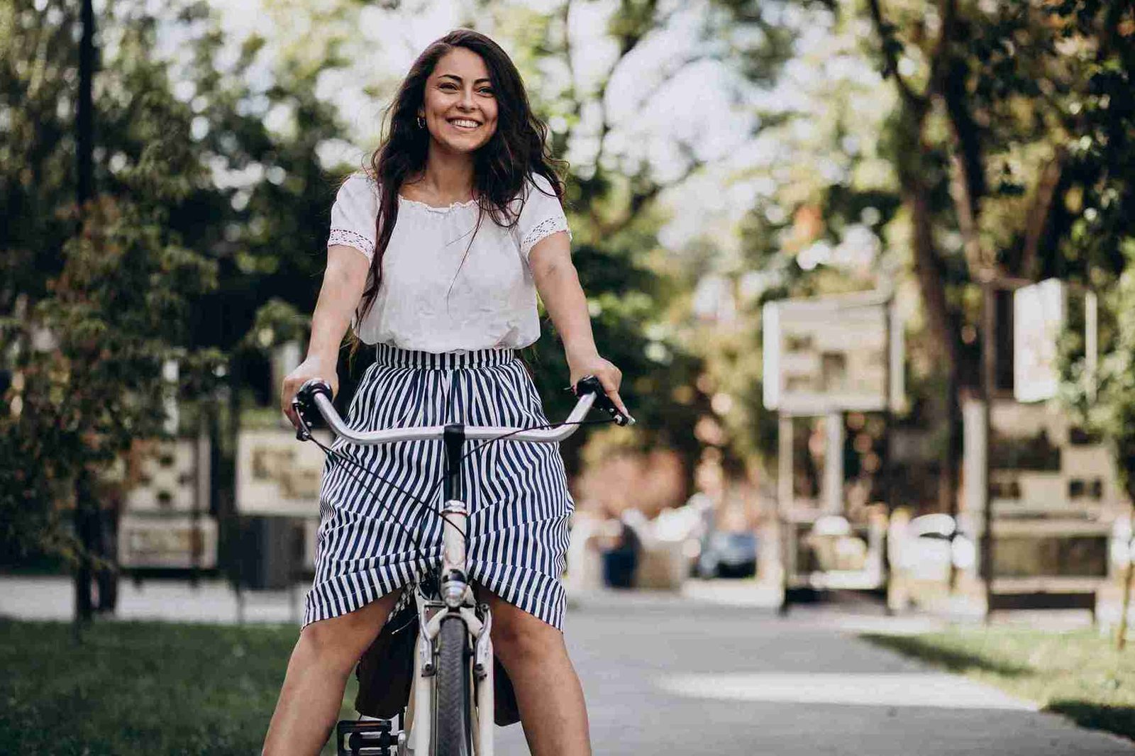 Mulher pedalando perto do Parque Ibirapuera, destacando qualidade de vida em Moema.